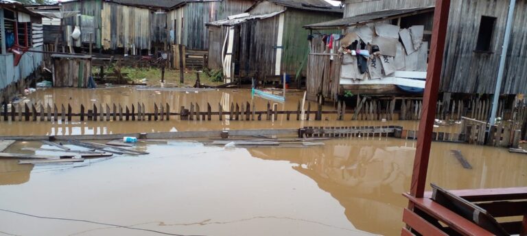 Nível do Iaco ultrapassa a cota de alerta e cheia já atinge famílias em Sena Madureira