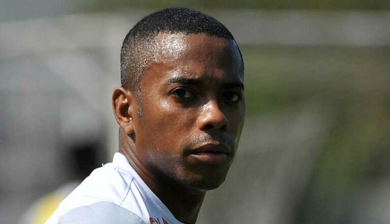 Robinho entrega passaporte e indica que ficará no Brasil até decisão do STJ