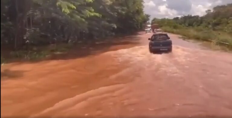 Acre fica isolado por via terrestre após BR-364 ser interditada devido ao transbordo do Rio Jamari, em RO