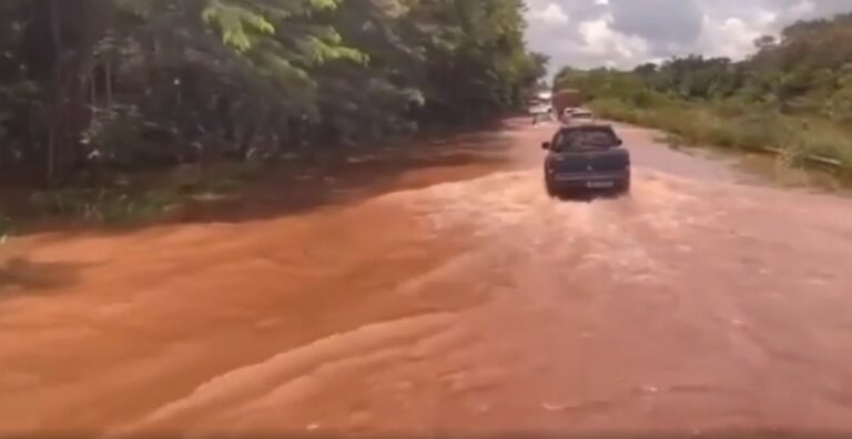 BR-364 é interditada após rio transbordar e AC fica ‘isolado’ por terra: ‘Não há rotas alternativas’