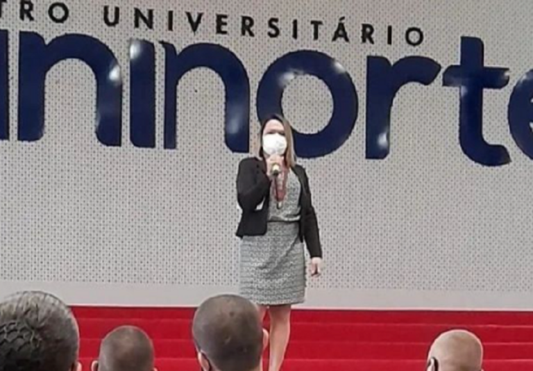 No AC, mulher transexual dá palestra sobre abordagem policial à população LGBTQIA+ em curso de formação da PM