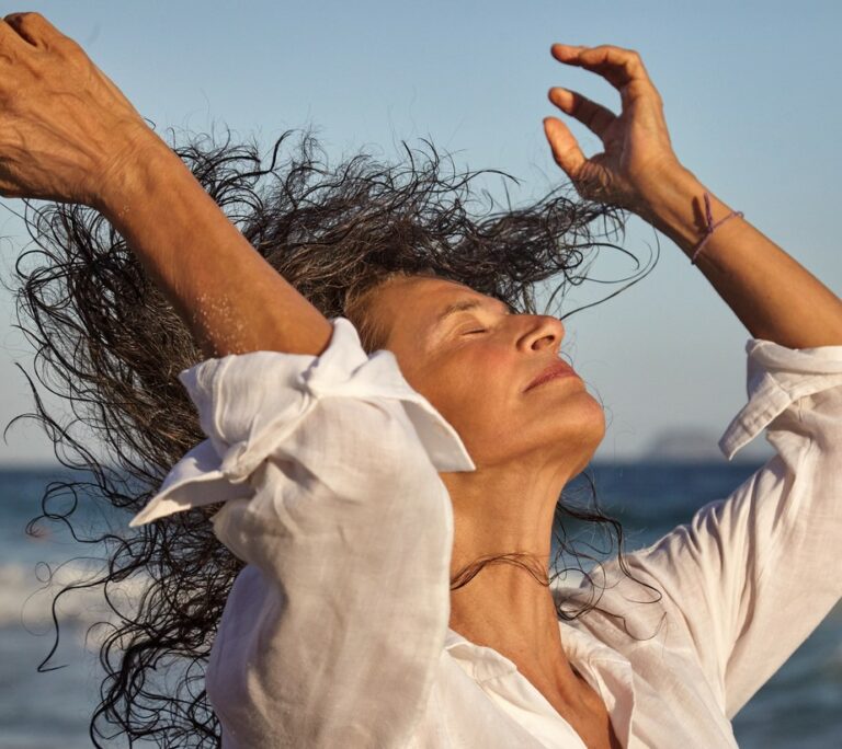 Simone reflete sobre a vida em single, ‘Haja terapia’, do primeiro álbum em nove anos