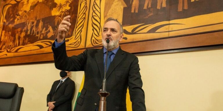 Tchê reclama do preço do combustível e diz que, se quiser, Bolsonaro pode intervir: “É só pedir”