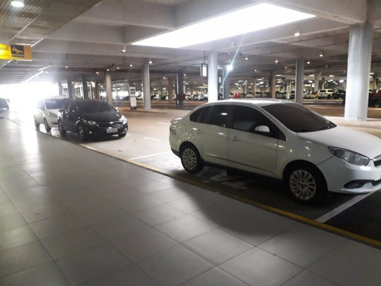 Bebê de 1 ano é resgatado após ficar trancado em carro no Aeroporto