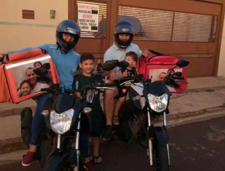 Casal de motoentregadores andam com foto da família nas costas como ‘amuleto’ contra perigos do trânsito