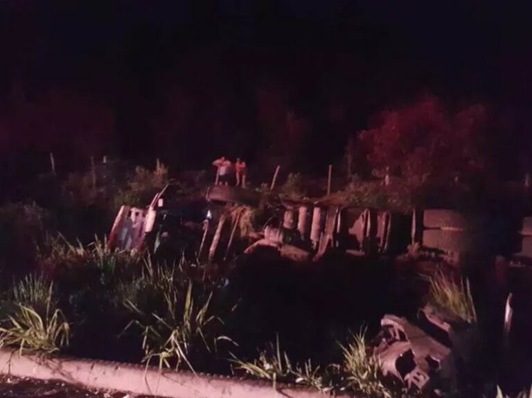 Ônibus com bolivianos é atingido por carreta e deixa 4 mortos e um ferido