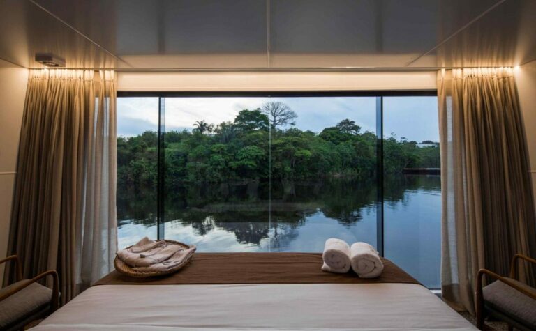 Barco-hotel proporciona imersão pela floresta e pelas águas do Amazonas; confira