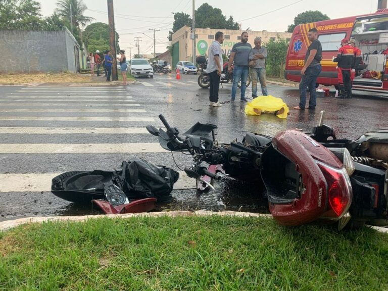 Filho ultrapassou sinal vermelho em acidente que vitimou mãe, diz polícia; jovem morre no hospital