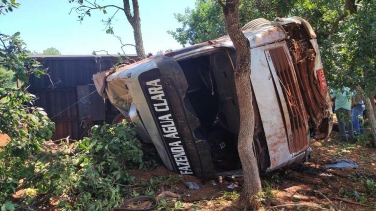 Caminhão boiadeiro tomba em rodovia e após 8h jovem caminhoneiro é encontrado morto