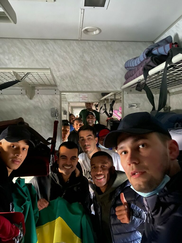 Em desespero, jogadores brasileiros e familiares deixam hotel na Ucrânia em comboio de carros; assista