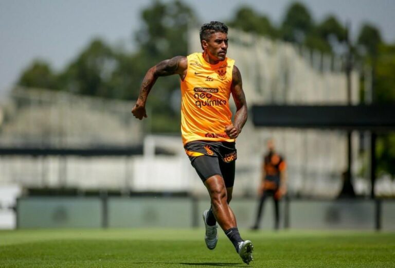 Corinthians estreia uniforme laranja em treinamento; fotos