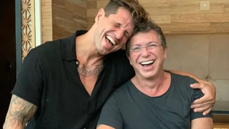 Boninho posa com Fernando Fernandes, novo apresentador do ‘No Limite’