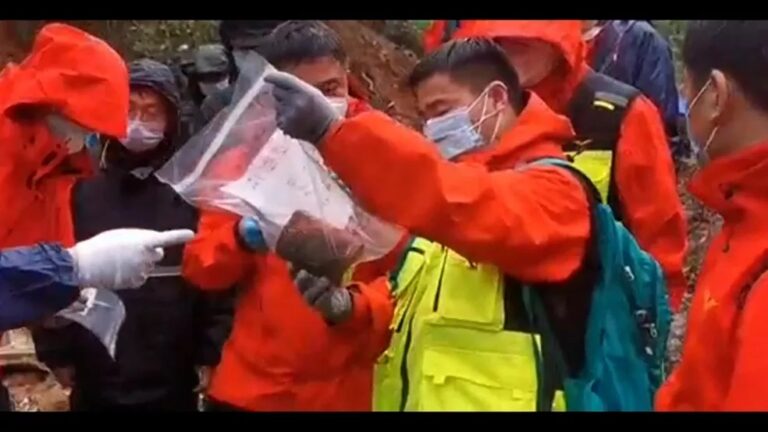 Caixa-preta de avião que caiu na China é encontrada nesta quarta-feira; veja imagem