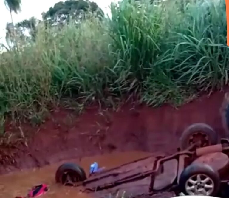 Bebê morre após carro cair em buraco de estrada vicinal e ficar submerso por lama