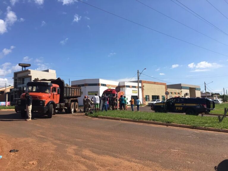 Motociclista para entre rodas de caminhão em acidente na capital