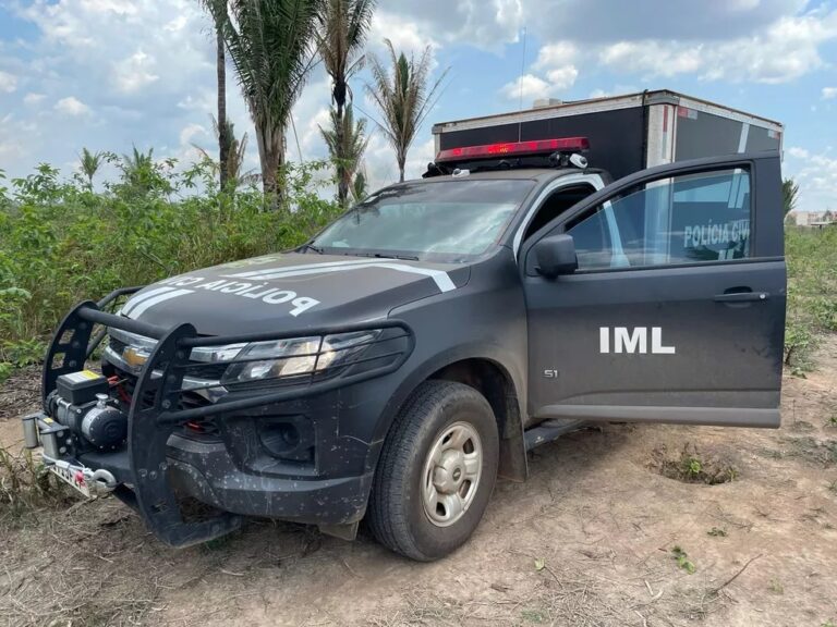 Pai escuta tiros e encontra filho de 19 anos morto em frente de casa