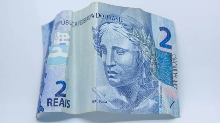 Homem mata pai a golpes de foice por causa de R$ 2