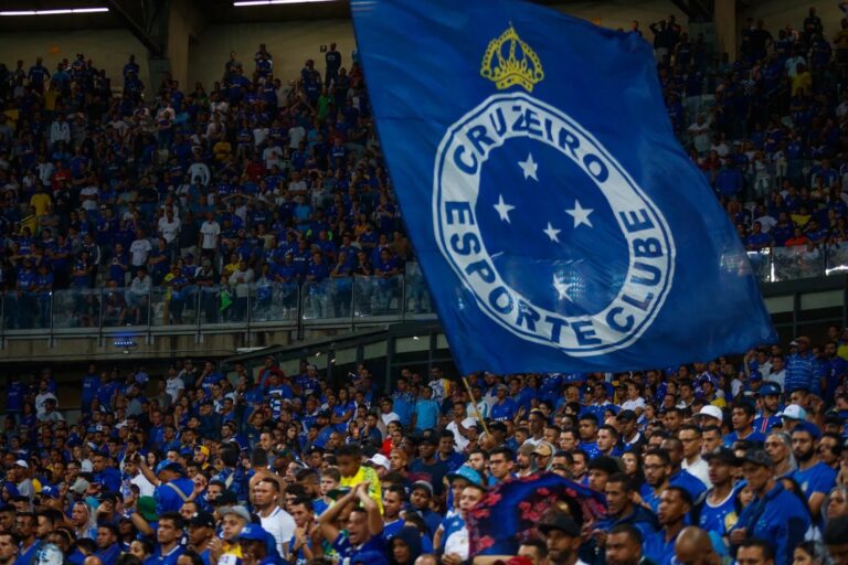 Por dívida com Atlético Acreano, Justiça proíbe Cruzeiro de registrar novos atletas em seu elenco