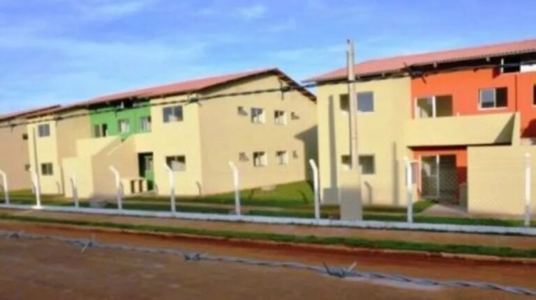 Morador é linchado com paus e pedras por ‘andar de short curto’ em condomínio, diz polícia