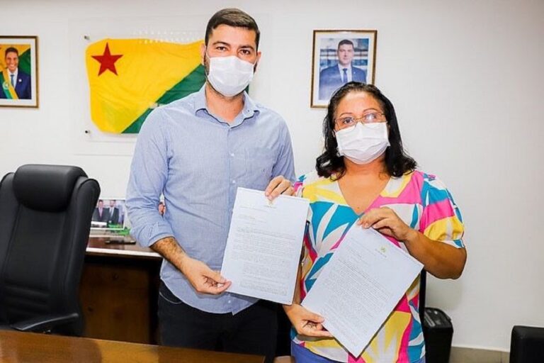 “É o governo cumprindo a palavra”, diz Nicolau ao receber projeto do auxílio alimentação para saúde