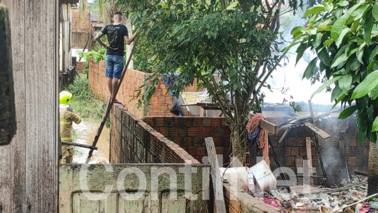 Mulher tem parte do rosto queimado após a própria residência pegar fogo em Rio Branco