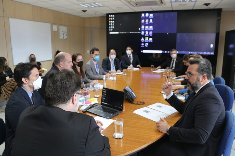 Alan Rick pede redução da nota de corte do Revalida 2022; presidente do Inep orienta