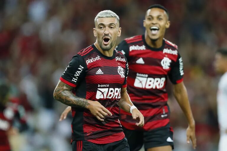 Destaque do Flamengo, Arrascaeta é o 3º na elite do país a superar marca de 50 assistências por um clube