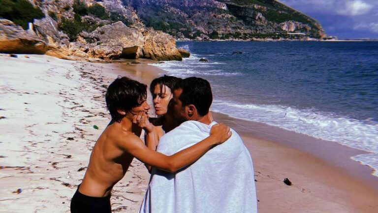 Em Portugal, Carolina Dieckmann curte o filho e o marido