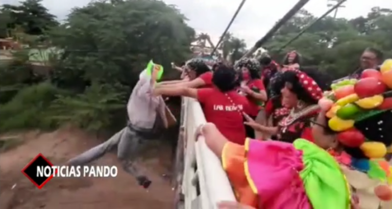Boneco resgatado no Rio Acre pelo bombeiros foi jogado por bloco carnavalesco de Cobija