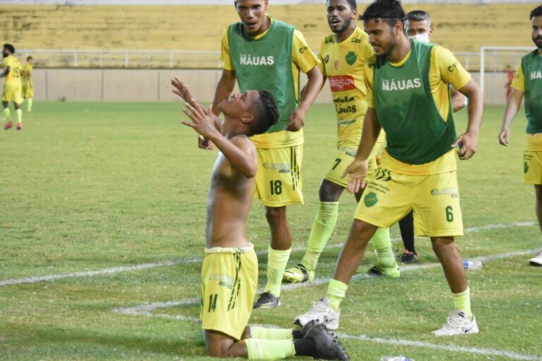 Náuas conquista vitória heroica contra a Adesg