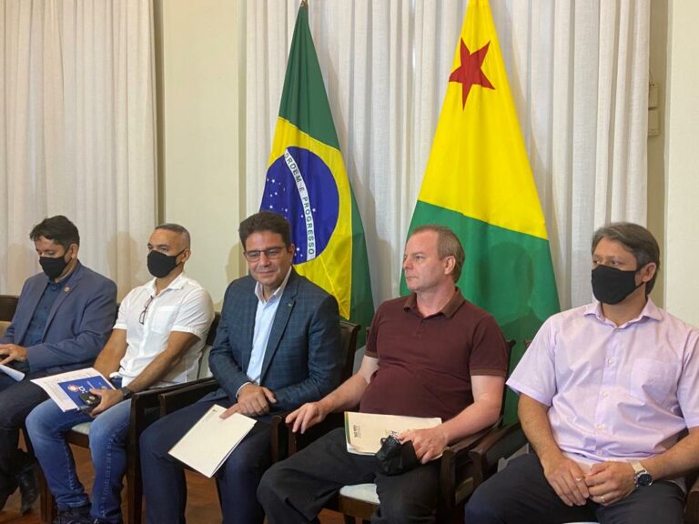 Em coletiva de imprensa, Gladson anuncia reajuste aos servidores do Estado; veja valores