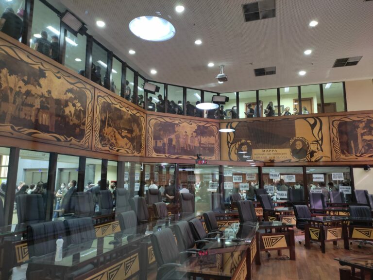 Sob protestos, deputados entram no terceiro dia no debate sobre reajuste dos servidores