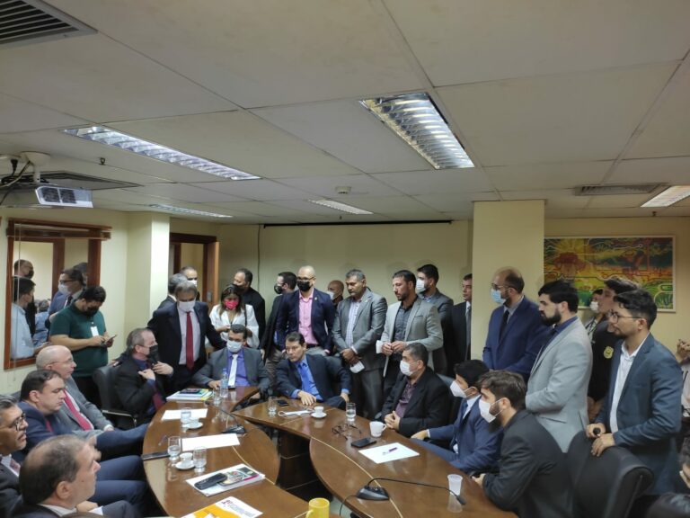 Delegados conseguem reajuste de 7% e agentes da Civil tentam negociar auxílios de R$ 1 mil