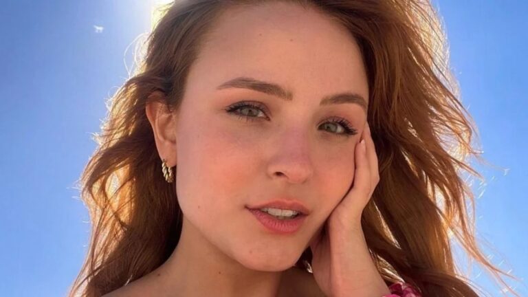 Larissa Manoela posta vídeo na praia e beleza impressiona