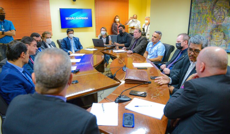 Deputados pedem que secretário de Fazenda ‘refaça as contas’ de reajuste na Educação