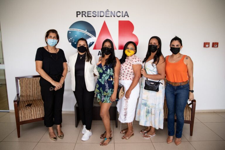 Acolhidas na Casa Amigos do Peito, mulheres com câncer ganham dia de beleza da OAB/AC