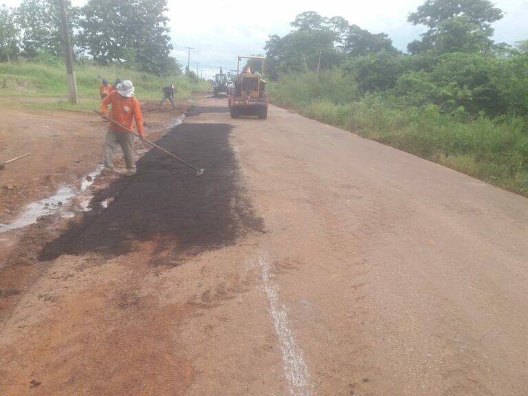 Governo realiza operação tapa-buraco no km 14 da AC-475 em Plácido de Castro