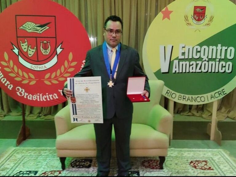 Presidente do Deracre Petrônio Antunes é homenageado com a mais alta honraria no V Encontro Amazônico