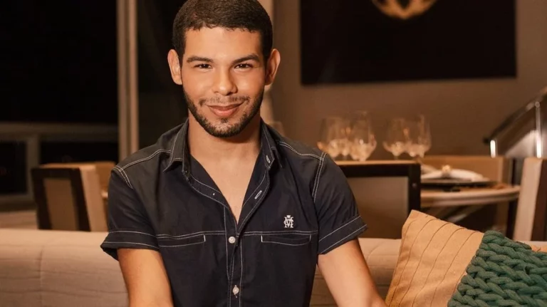 Vyni sai da pobreza e fatura alto com publis; saiba quanto ele cobra