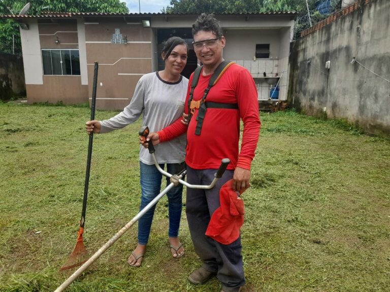 Mulher pega no pesado ajudando o marido na roçagem de quintais em Rio Branco