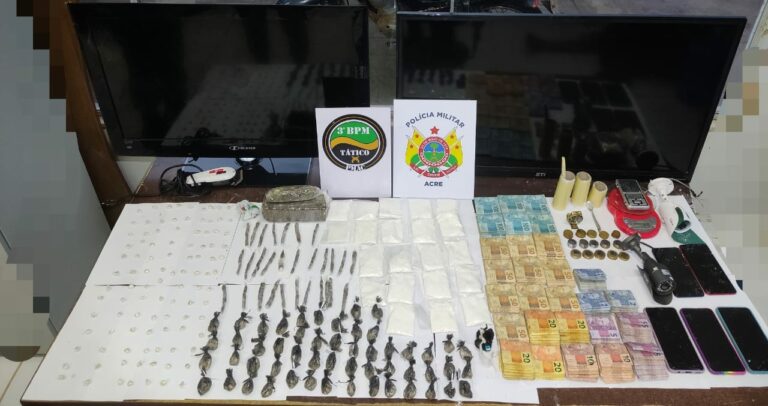 Após denúncia anônima, PM apreende drogas e quase 20 mil reais no bairro Placas