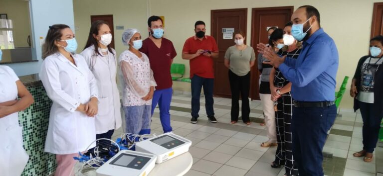 Fundhacre entrega equipamentos de eletrocardiograma a diversos setores