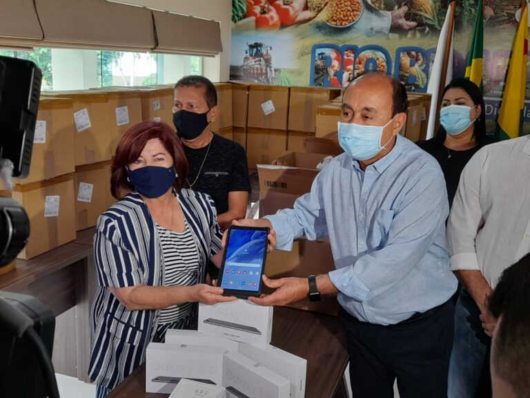 “Gastar bem o dinheiro público”, diz Bocalom ao entregar 4,5 mil tablets para alunos da rede municipal