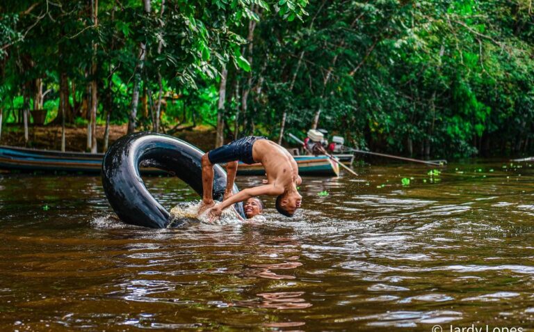 Crianças se divertem no Rio Croa