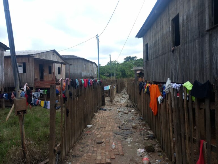 Famílias desabrigadas voltam a suas casas após vazante do Rio Iaco, em Sena, e relatam sofrimento