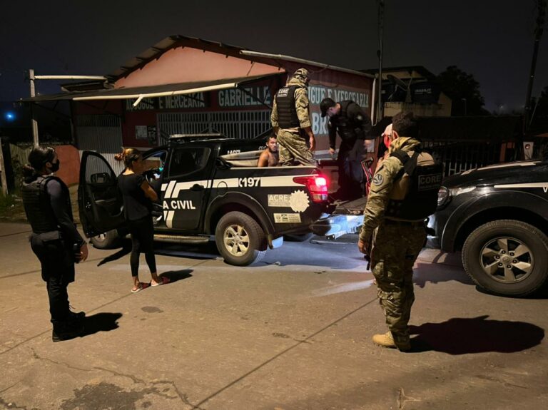 Homens são presos em flagrante com armas e drogas pela Polícia Civil em Cruzeiro do Sul