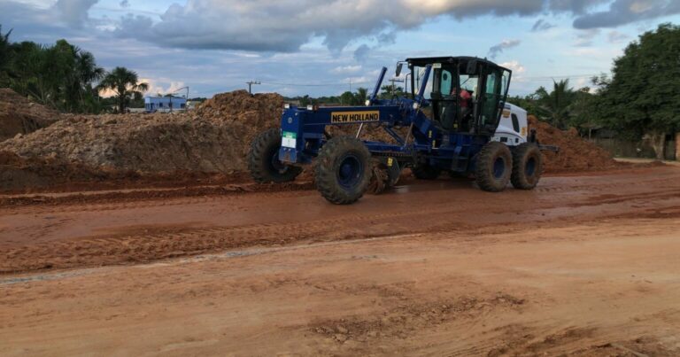 Governo e Prefeitura de Tarauacá trabalham na terraplanagem da Rua João Pessoa
