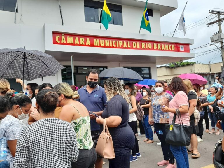 Servidores da Educação protestam em frente à Câmara e líder da prefeitura promete providências