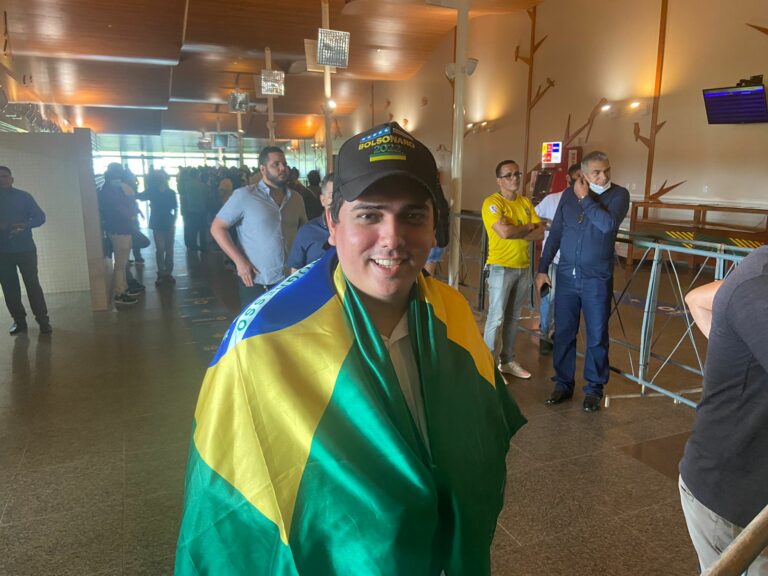 “Ele pode contar com o apoio dos acreanos”, diz jovem que aguarda chegada de Bolsonaro no Acre