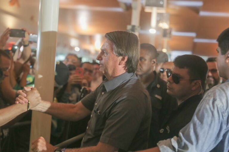 VÍDEO: Bolsonaro chega ao Acre, cumprimenta apoiadores e evita contato com a imprensa